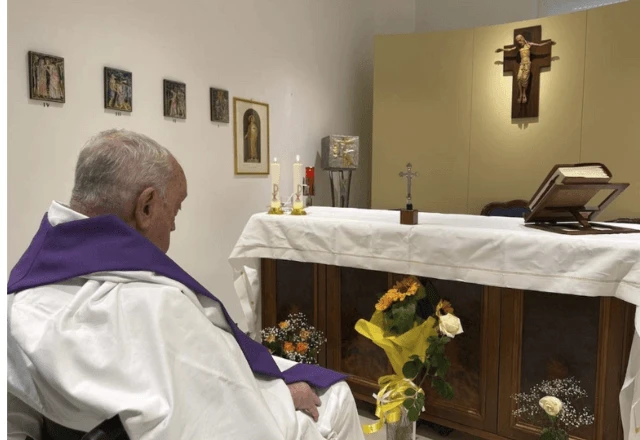 Vaticano divulga primeira foto do papa Francisco em um mês de internação