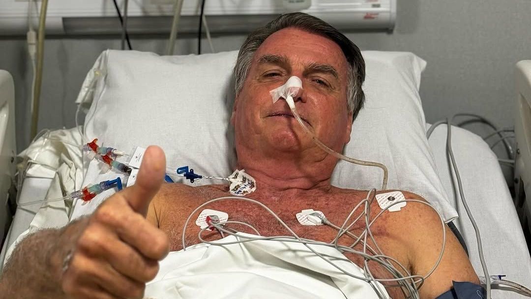 Bolsonaro segue estável e apresenta progressão da dieta oral, diz boletim