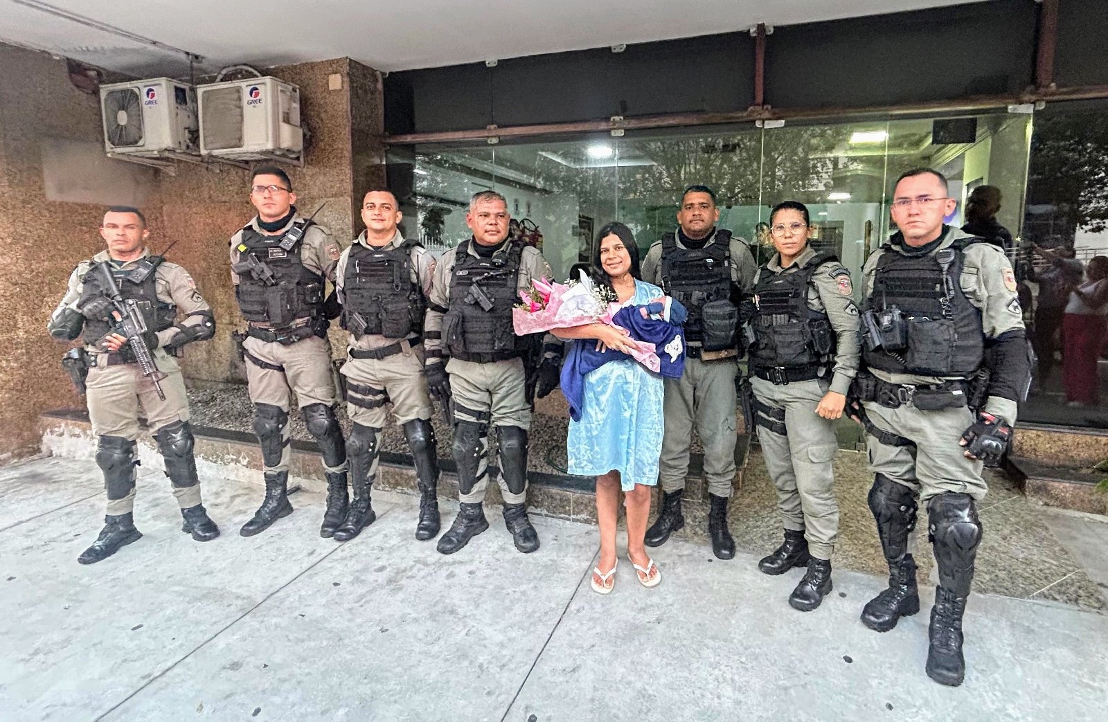 No Dia das Mães, PMs auxiliam gestante que dá à luz dentro de carro em Natal