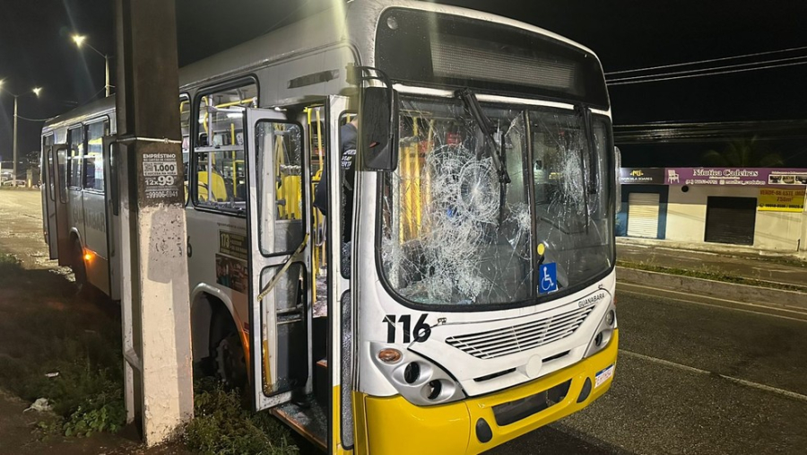 Vândalos depredam ônibus e quebram vidros em protesto a prisão de um foragido da polícia