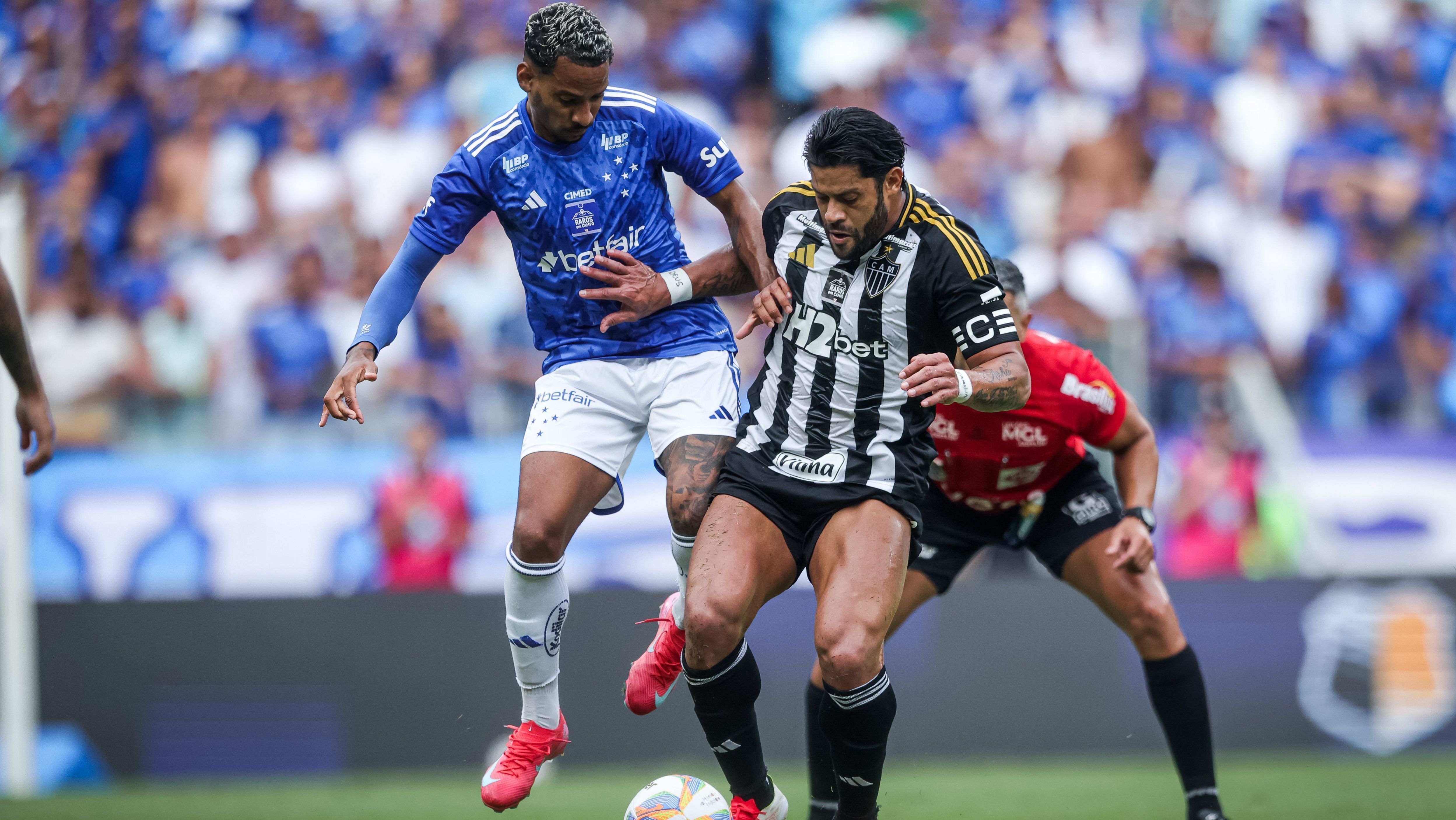 Cruzeiro e Atlético-MG se enfrentam em busca de aproximação dos líderes