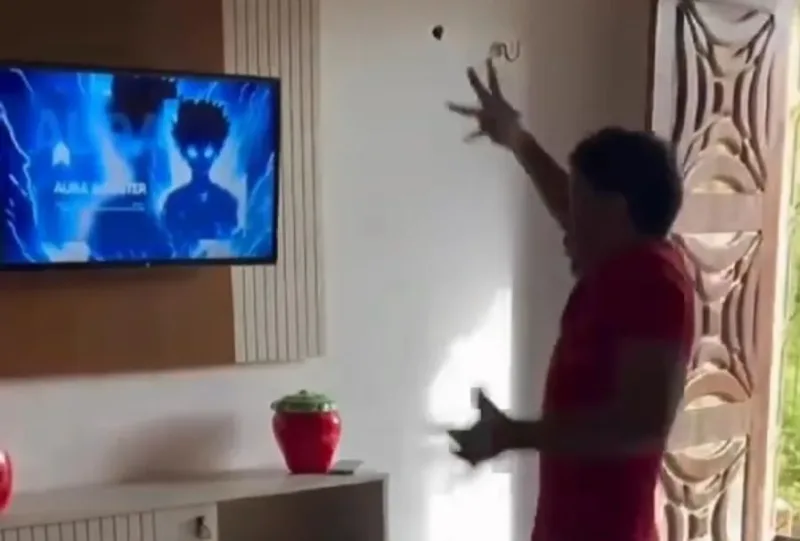 Mãe acaba com "farmar aura" do filho na base da vassoura e vídeo viraliza nas redes