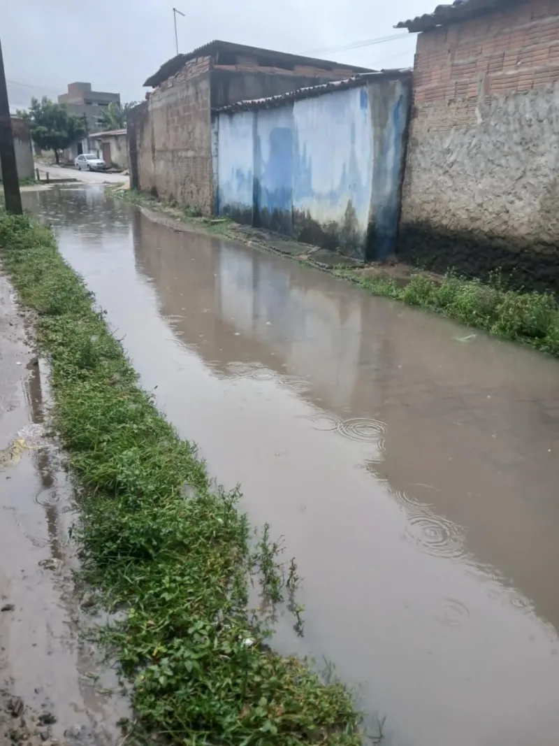 Moradores denunciam abandono da Rua Câmara Cascudo e cobram solução para alagamentos em Parnamirim