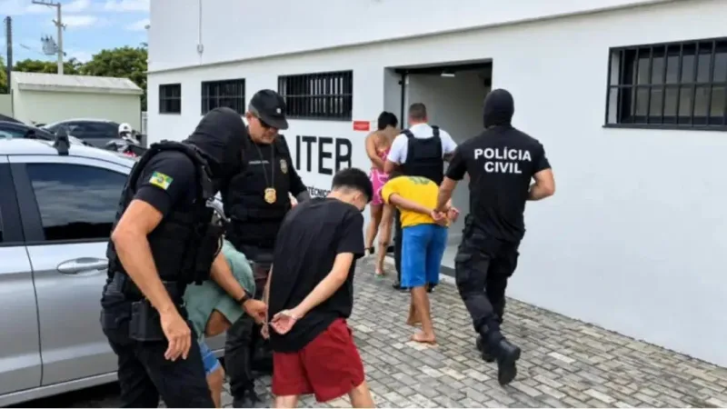 Polícia prende quatro suspeitos e apreende 351 porções de drogas em condomínio em Parnamirim